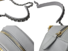 Load image into Gallery viewer, 極美品 CHANEL シャネル ショルダーバッグ シャネル19 ラウンド ホワイト ラムスキン 29番台 ゴールド、シルバー金具 29495568 中古 4b002656