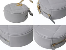 Load image into Gallery viewer, 極美品 CHANEL シャネル ショルダーバッグ シャネル19 ラウンド ホワイト ラムスキン 29番台 ゴールド、シルバー金具 29495568 中古 4b002656
