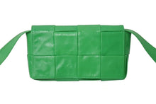 Load image into Gallery viewer, 極美品 BOTTEGAVENETA ボッテガヴェネタ イントレチャート カセット ボディバッグ 651053 グリーン カーフスキン シルバー金具 中古 4b002657