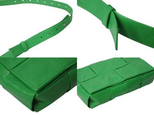 Load image into Gallery viewer, 極美品 BOTTEGAVENETA ボッテガヴェネタ イントレチャート カセット ボディバッグ 651053 グリーン カーフスキン シルバー金具 中古 4b002657