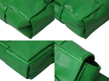 Load image into Gallery viewer, 極美品 BOTTEGAVENETA ボッテガヴェネタ イントレチャート カセット ボディバッグ 651053 グリーン カーフスキン シルバー金具 中古 4b002657