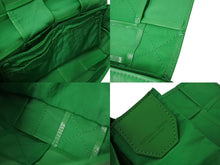 Load image into Gallery viewer, 極美品 BOTTEGAVENETA ボッテガヴェネタ イントレチャート カセット ボディバッグ 651053 グリーン カーフスキン シルバー金具 中古 4b002657