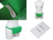Load image into Gallery viewer, 極美品 BOTTEGAVENETA ボッテガヴェネタ イントレチャート カセット ボディバッグ 651053 グリーン カーフスキン シルバー金具 中古 4b002657