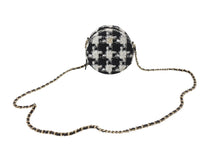 Load image into Gallery viewer, 極美品 CHANEL シャネル ラウンド チェーンショルダーバッグ AP0245 29番台 シャネル19 ココマーク ツイード ホワイト ブラック 中古 4b002661