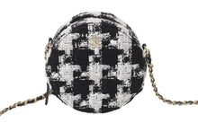 Load image into Gallery viewer, 極美品 CHANEL シャネル ラウンド チェーンショルダーバッグ AP0245 29番台 シャネル19 ココマーク ツイード ホワイト ブラック 中古 4b002661
