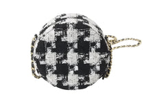 Load image into Gallery viewer, 極美品 CHANEL シャネル ラウンド チェーンショルダーバッグ AP0245 29番台 シャネル19 ココマーク ツイード ホワイト ブラック 中古 4b002661