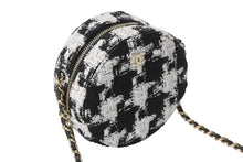 Load image into Gallery viewer, 極美品 CHANEL シャネル ラウンド チェーンショルダーバッグ AP0245 29番台 シャネル19 ココマーク ツイード ホワイト ブラック 中古 4b002661