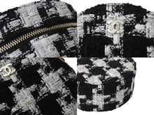 Load image into Gallery viewer, 極美品 CHANEL シャネル ラウンド チェーンショルダーバッグ AP0245 29番台 シャネル19 ココマーク ツイード ホワイト ブラック 中古 4b002661