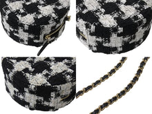 Load image into Gallery viewer, 極美品 CHANEL シャネル ラウンド チェーンショルダーバッグ AP0245 29番台 シャネル19 ココマーク ツイード ホワイト ブラック 中古 4b002661