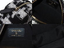 Load image into Gallery viewer, 極美品 CHANEL シャネル ラウンド チェーンショルダーバッグ AP0245 29番台 シャネル19 ココマーク ツイード ホワイト ブラック 中古 4b002661