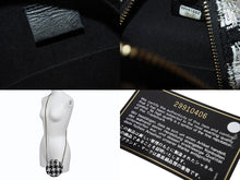 Load image into Gallery viewer, 極美品 CHANEL シャネル ラウンド チェーンショルダーバッグ AP0245 29番台 シャネル19 ココマーク ツイード ホワイト ブラック 中古 4b002661