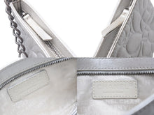 Load image into Gallery viewer, CHANEL シャネル アクセサリーポーチ カメリア ハンドバッグ ワンショルダーバッグ 8番台 シルバー ガンメタ金具 美品 中古 4b002723