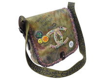 Load image into Gallery viewer, 極美品 CHANEL シャネル エンブロイダリー グラフィティ ショルダーバッグ A92789 ココマーク 21番台 カーキ 中古 4b002745