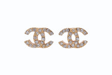 Load image into Gallery viewer, CHANEL シャネル ココマーク ピアス 重量約4.1g 01P刻印 ラインストーン メタル GP ゴールド クリア 両耳用 美品 中古 4b002791