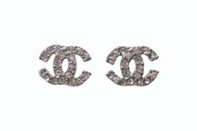 Load image into Gallery viewer, CHANEL シャネル ココマーク ピアス 重量約3.1g 05C刻印 ラインストーン メタル シルバー クリア 両耳用 美品 中古 4b002794