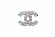 Load image into Gallery viewer, CHANEL シャネル ココマーク ピアス 重量約1.7g 05V刻印 ラインストーン メタル シルバー クリア 片耳用 美品 中古 4b002795