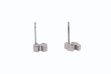 Load image into Gallery viewer, CHANEL シャネル ココマーク ピアス 重量約1.2g 08P刻印 ラインストーン メタル シルバー クリア 両耳用 美品 中古 4b002800