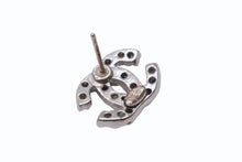 Load image into Gallery viewer, CHANEL シャネル ココマーク ピアス 重量約3.1g 05C刻印 ラインストーン メタル シルバー クリア 両耳用 美品 中古 4b002794