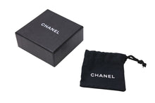 Load image into Gallery viewer, CHANEL シャネル ココマーク ピアス 重量約1.2g 08P刻印 ラインストーン メタル シルバー クリア 両耳用 美品 中古 4b002800