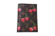 Load image into Gallery viewer, 新品未使用 LOUIS VUITTON ルイヴィトン モノグラム クーヴェルテュール パスポール 新作 パスケース M13424 村上隆 ブラウン 中古 4b002808