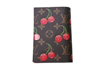 Load image into Gallery viewer, 新品未使用 LOUIS VUITTON ルイヴィトン モノグラム クーヴェルテュール パスポール 新作 パスケース M13424 村上隆 ブラウン 中古 4b002808