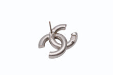 Load image into Gallery viewer, CHANEL シャネル ココマーク ピアス 重量約2.8g A23K刻印 ラインストーン メタル シルバー ブラック クリア 片耳用 美品 中古 4b002825