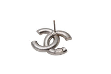Load image into Gallery viewer, CHANEL シャネル ココマーク ピアス 重量約2.8g A23K刻印 ラインストーン メタル シルバー ブラック クリア 片耳用 美品 中古 4b002825