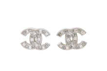Load image into Gallery viewer, CHANEL シャネル ココマーク ピアス 重量約5.8g B18B刻印 ラインストーン メタル シルバー クリア 両耳用 美品 中古 4b002816