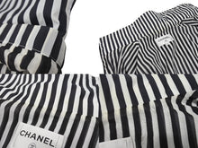 画像をギャラリービューアに読み込む, 新品同様品 CHANEL シャネル ストライプ 24年 アノラック メンズ ココマーク ジャケット P76215 サイズ36 ブラック ホワイト 中古 4b002941