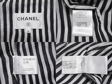 画像をギャラリービューアに読み込む, 新品同様品 CHANEL シャネル ストライプ 24年 アノラック メンズ ココマーク ジャケット P76215 サイズ36 ブラック ホワイト 中古 4b002941