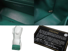Load image into Gallery viewer, 極美品 CHANEL シャネル 横長 20cm ショルダーバッグ A69900 23番台 ミニマトラッセ グリーン ショルダーチェーン ラムスキン 中古 4b003005