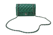 Load image into Gallery viewer, 極美品 CHANEL シャネル 横長 20cm ショルダーバッグ A69900 23番台 ミニマトラッセ グリーン ショルダーチェーン ラムスキン 中古 4b003005