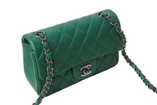 Load image into Gallery viewer, 極美品 CHANEL シャネル 横長 20cm ショルダーバッグ A69900 23番台 ミニマトラッセ グリーン ショルダーチェーン ラムスキン 中古 4b003005