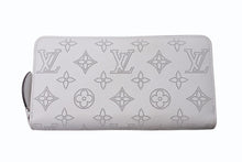 Load image into Gallery viewer, LOUIS VUITTON ルイヴィトン モノグラム マヒナ ジッピー ウォレット ラウンドファスナー 長財布 M82364 ホワイト 美品 中古 4b003017