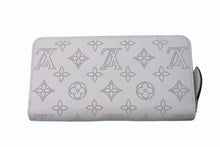 Load image into Gallery viewer, LOUIS VUITTON ルイヴィトン モノグラム マヒナ ジッピー ウォレット ラウンドファスナー 長財布 M82364 ホワイト 美品 中古 4b003017