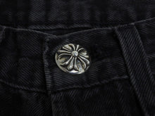 Load image into Gallery viewer, CHROME HEARTS クロムハーツ セメタリークロスパッチ デニムパンツ サイズ26 Levi's リーバイス レディース ブラック 20パッチ 美品 中古 4b003166