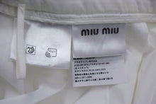 Load image into Gallery viewer, MIU MIU ミュウミュウ ポプリンスカート MG1808 11KY サイズ40 プリーツ ホワイト レッド ブラック 22FW 美品 中古 4b003177