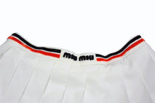 Load image into Gallery viewer, MIU MIU ミュウミュウ ポプリンスカート MG1808 11KY サイズ40 プリーツ ホワイト レッド ブラック 22FW 美品 中古 4b003177