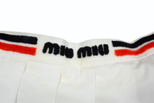 Load image into Gallery viewer, MIU MIU ミュウミュウ ポプリンスカート MG1808 11KY サイズ40 プリーツ ホワイト レッド ブラック 22FW 美品 中古 4b003177