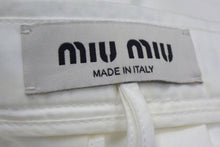 Load image into Gallery viewer, MIU MIU ミュウミュウ ポプリンスカート MG1808 11KY サイズ40 プリーツ ホワイト レッド ブラック 22FW 美品 中古 4b003177
