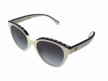 Load image into Gallery viewer, 極美品 CHANEL シャネル バタフライ シェイプ アイウェア サングラス 5414-A ホワイト ブラック ゴールド金具 サイズ54□20 中古 4b003180