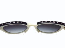Load image into Gallery viewer, 極美品 CHANEL シャネル バタフライ シェイプ アイウェア サングラス 5414-A ホワイト ブラック ゴールド金具 サイズ54□20 中古 4b003180