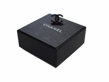 Load image into Gallery viewer, 極美品 CHANEL シャネル ココマーク ピアス 重量約2.5g 07A刻印 レジン メタル シルバー ブラック ラメ 片耳用 中古 4b003210