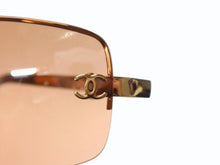 Load image into Gallery viewer, 極美品 CHANEL シャネル リムレス サングラス 4113 c.291/7H サイズ65□15 120 ココマーク レザー プラスチック ブラウン 中古 4b003215