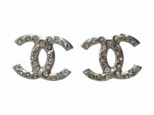 Load image into Gallery viewer, CHANEL シャネル ココマーク ピアス 重量約1.3g B11P刻印 ラインストーン メタル シルバー クリア 両耳用 美品 中古 4b003219