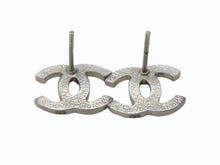 Load image into Gallery viewer, CHANEL シャネル ココマーク ピアス 重量約1.3g B11P刻印 ラインストーン メタル シルバー クリア 両耳用 美品 中古 4b003219