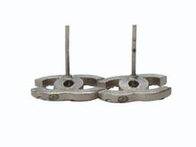 Load image into Gallery viewer, CHANEL シャネル ココマーク ピアス 重量約1.3g B11P刻印 ラインストーン メタル シルバー クリア 両耳用 美品 中古 4b003219