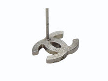 Load image into Gallery viewer, CHANEL シャネル ココマーク ピアス 重量約1.3g B11P刻印 ラインストーン メタル シルバー クリア 両耳用 美品 中古 4b003219