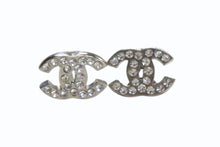 Load image into Gallery viewer, CHANEL シャネル ピアス ココマーク 10V刻印 メタル ラインストーン シルバー 重量約1.5g 両耳用 美品 中古 4b003220