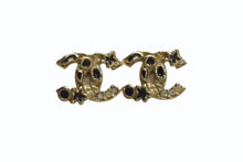 Load image into Gallery viewer, 極美品 CHANEL シャネル ピアス ココマーク 楕円模様 ラインストーン 99P刻印 2.9g GB ラインストーン ゴールド 中古 4b003208